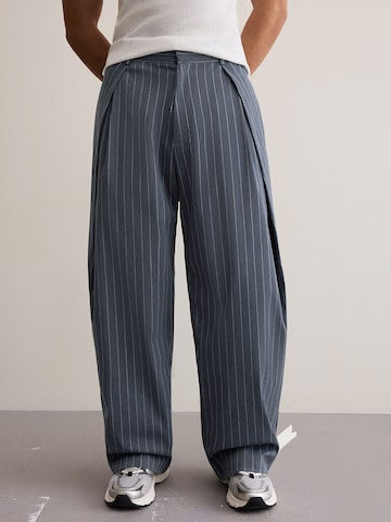 Bershka Barrel Hose in Blau: Vorderseite