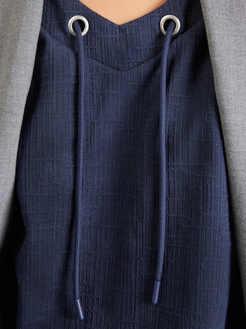 Maglietta 'An44nina' di ZABAIONE in blu