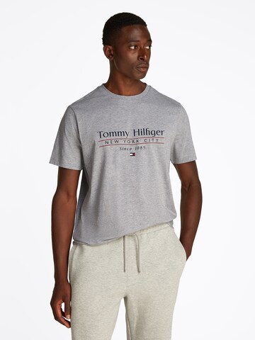 TOMMY HILFIGER T-shirt i grå: framsida