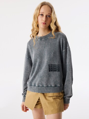 Sweat-shirt Twist en gris : devant