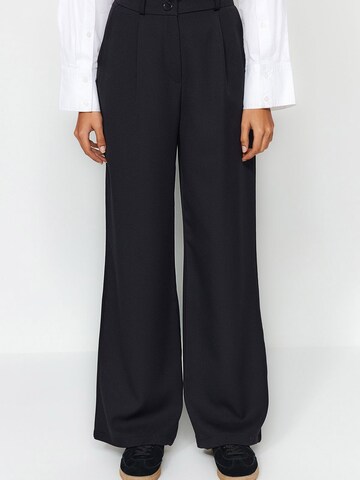 Trendyol Loose fit Pleat-front trousers in Black: front