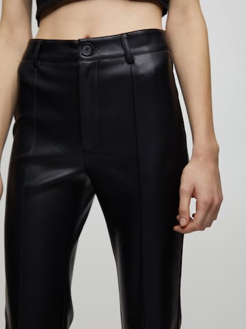 Bootcut Pantalon à plis Pull&Bear en noir