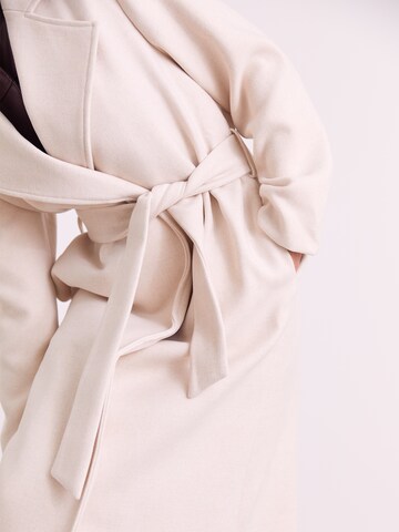 Manteau mi-saison 'Livia' ABOUT YOU x Iconic by Tatiana Kucharova en beige