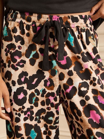 Pigiama di love & roses in marrone