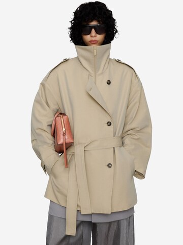 Adolfo Dominguez Välikausitakki värissä beige: etupuoli