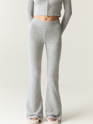Pull&Bear Flared Broek in Grijs: voorkant