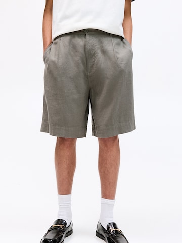 Pull&Bear Luźne Cygaretki w kolorze zielony: przód