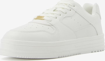 Baskets basses Bershka en blanc : devant