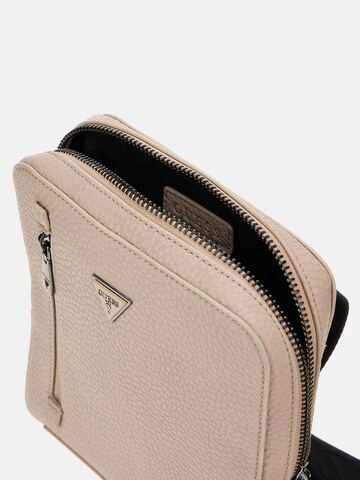 GUESS Umhängetasche 'Torino' in Beige