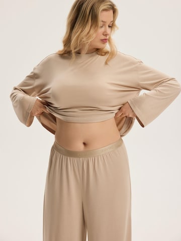 Maglietta 'Boxy-Langarmshirt aus Modal mit 3D-Logo, Ruth 2' di ESOTIQ in beige