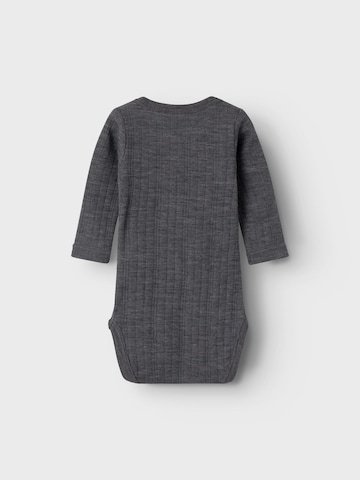 Barboteuse / body 'Wang' NAME IT en gris