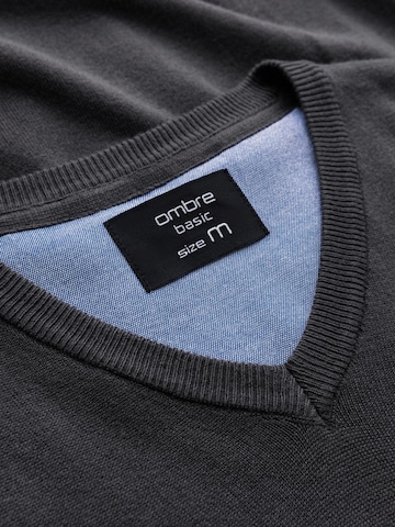 Pullover di Ombre in grigio