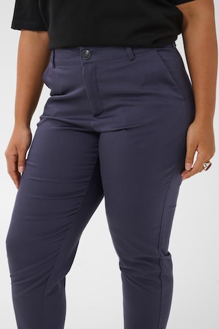 Coupe slim Pantalon 'LEANA' KAFFE CURVE en gris