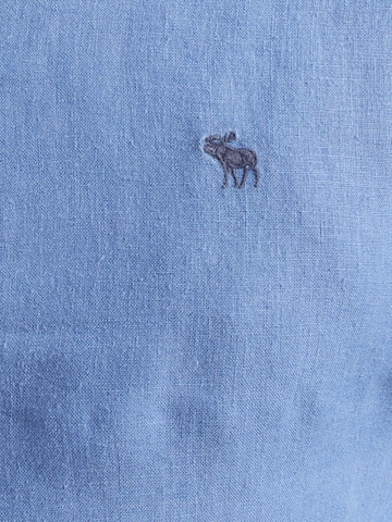 Abercrombie & Fitch Regular fit Риза в синьо