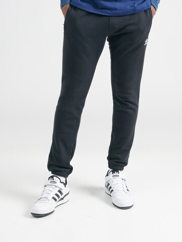 Tapered Pantaloni 'Essential' di ADIDAS ORIGINALS in nero: frontale