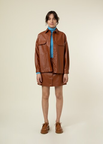 FRNCH PARIS Overgangsjakke i brun: forside