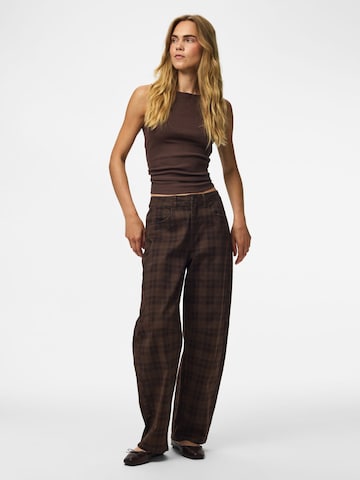 Barrel Jean 'VERA' PIECES en marron