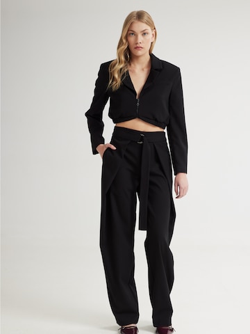 4TAILORS Bleiseri 'Katie' värissä musta