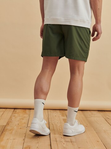 DAN FOX APPAREL Regular Shorts 'Dante' in Grün