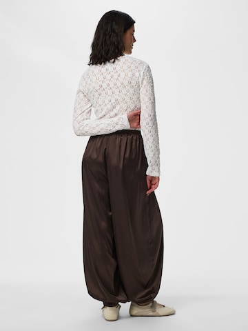 Barrel Pantaloni 'PCFesta' di PIECES in marrone