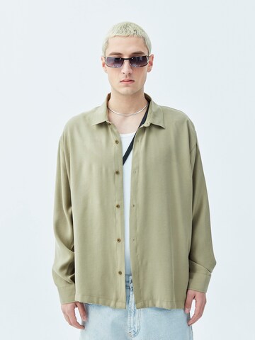 VAMOS CLO Button Up Shirt 'Oceanside' in Green: front