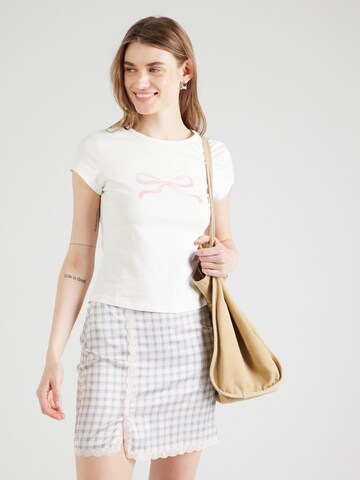 Tricou 'Emelie' de la STUDIO SELECT pe alb: față