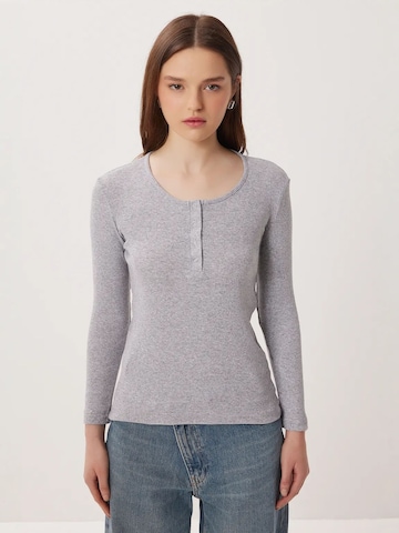 Happiness İstanbul Blouse in Grijs: voorkant