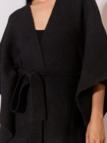 Mantellina di Lipsy in nero