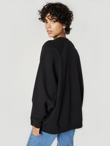 A LOT LESS Sweatshirt 'Lena' i svart