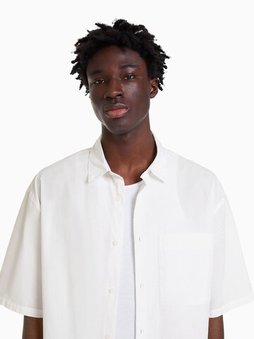 Bershka Comfort Fit Риза в бяло