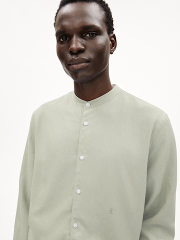 Fit confort Chemise 'Vaaleronimus Lino' ARMEDANGELS en vert : devant