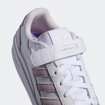 ADIDAS ORIGINALS Låg sneaker 'Forum' i vit