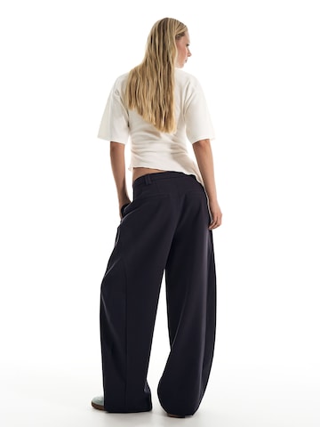 Bershka Baggy Pleat-front trousers in Blue