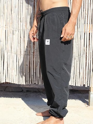 Surf Monkey - Loosefit Pantalón funcional en negro