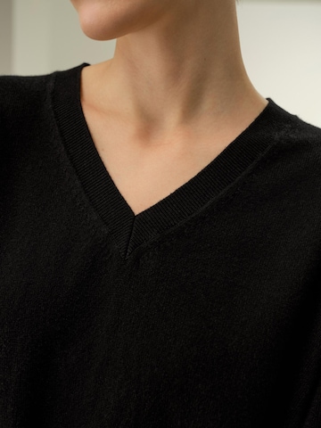 Lilysilk - Jersey 'Baby-Kaschmir Pullover mit V-Ausschnitt' en negro