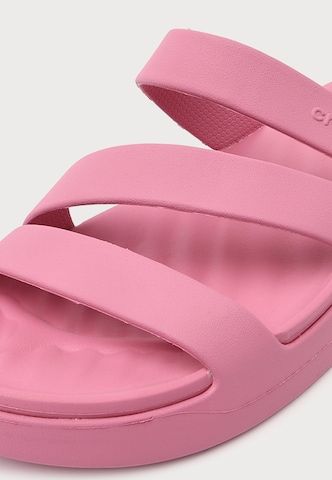 Crocs - Zapatos abiertos 'Getaway Strappy' en rosa