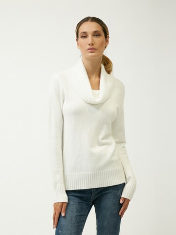 Influencer Sweater in White: front