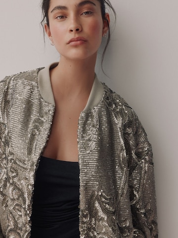 Next Välikausitakki värissä harmaa