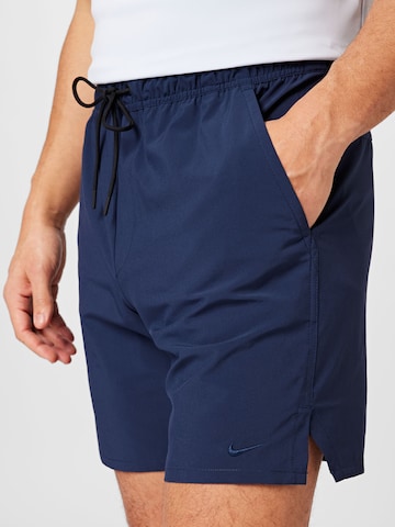 NIKE Regular Sportshorts in Blau