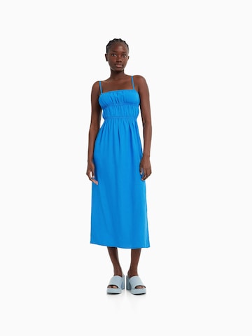 Bershka Letní šaty – modrá