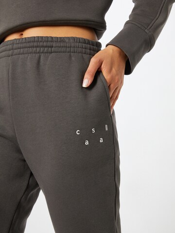 Effilé Pantalon de sport Casall en gris