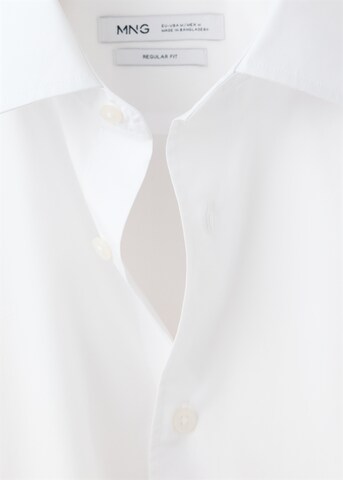 Coupe regular Chemise 'PLAY' MANGO MAN en blanc