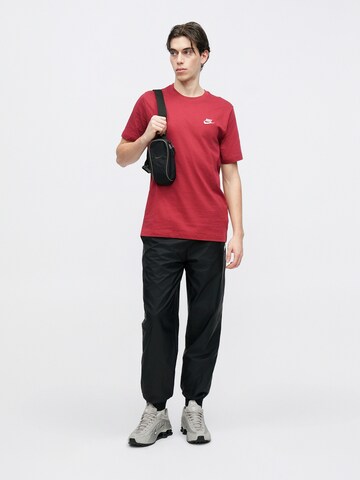 Coupe regular T-Shirt 'Club' Nike Sportswear en rouge