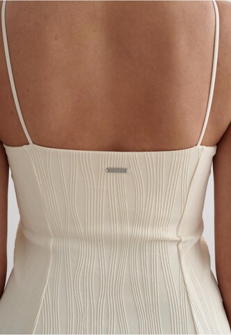 Aim'n Dress in White