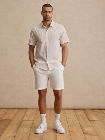DAN FOX APPAREL Regular Shorts 'Maddox' in Weiß