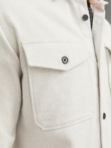 Coupe regular Veste mi-saison 'Roy' JACK & JONES en blanc