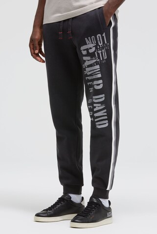 CAMP DAVID Regular Jogginghose mit Seitentapes und Logo Prints in Schwarz: Vorderseite