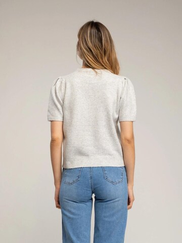 Tantra - Jersey 'Jersey de manga corta con flores bordadas y frunce en el hombro (GRIS)' en gris