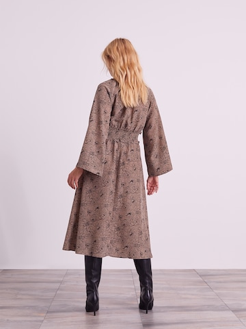 Robe 'Fiona' ABOUT YOU x Iconic by Tatiana Kucharova en beige