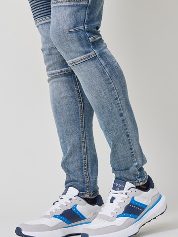 KOROSHI Низкие кроссовки в Белый: спереди